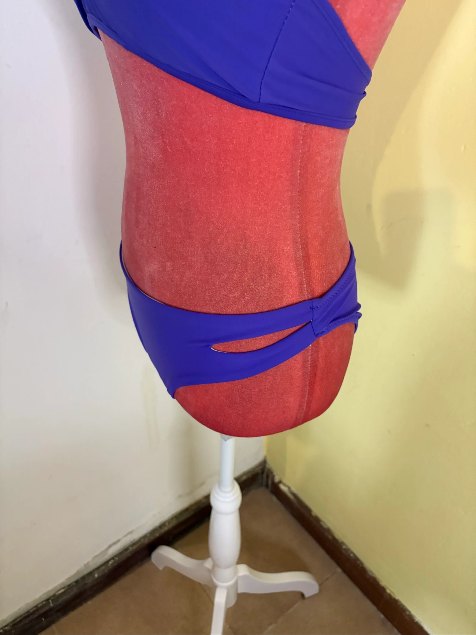 Halter bikini met zijcut-out – photo 3